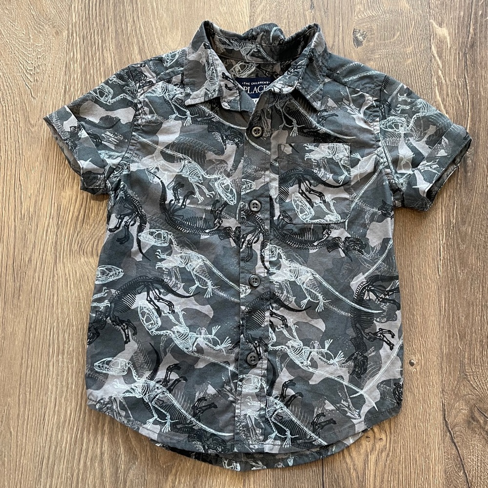 Toddlers Children’s Place short sleeve shirt.